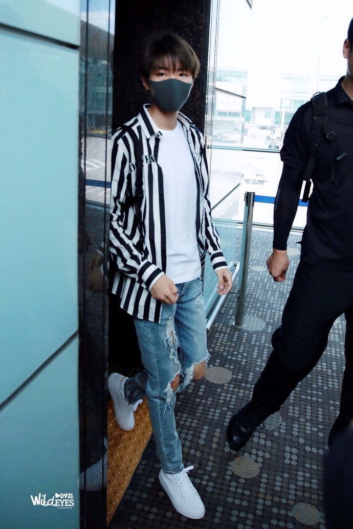 王俊凯穿黑白条纹衬衫搭配蓝色破洞牛仔裤现身,裤子的破洞有点大