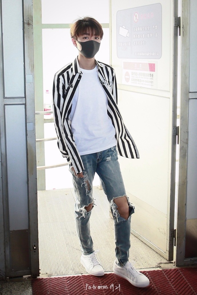 王俊凯穿黑白条纹衬衫搭配蓝色破洞牛仔裤现身,裤子的破洞有点大