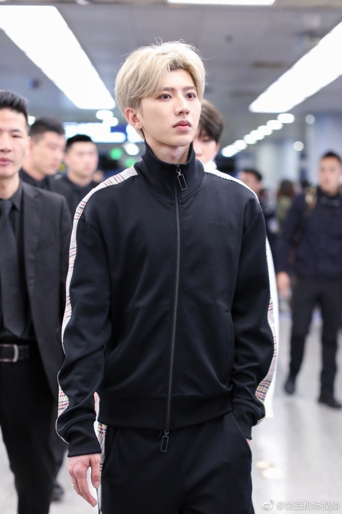 这位粉丝太幸福了!机场追拍蔡徐坤,高清照被蔡