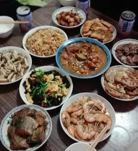 出了月子回农村婆家,吃饭时赶上孩子吃奶,回到