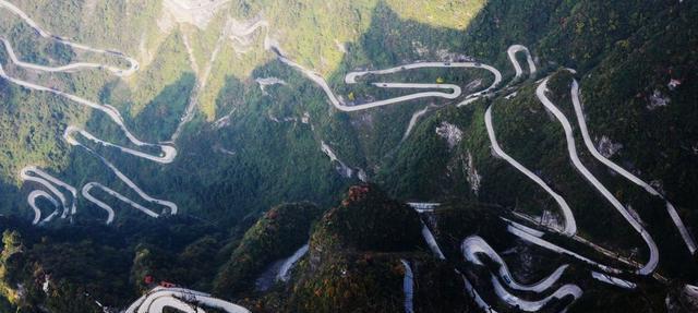 张家界天门山盘山公路99道弯