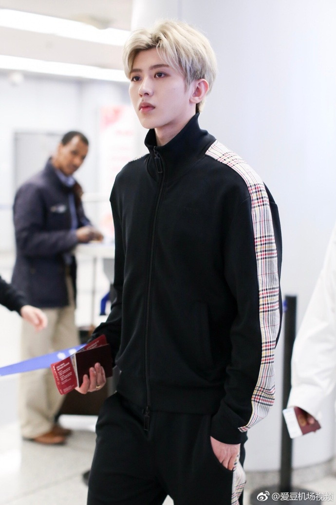 这位粉丝太幸福了!机场追拍蔡徐坤,高清照被蔡