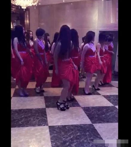 足浴店又出奇招,一群美女技师跳热舞,服务态度