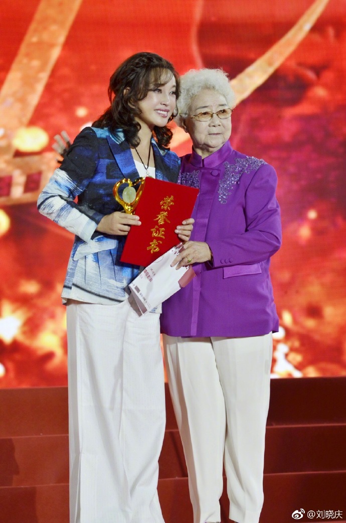 63歲劉曉慶現身某頒獎禮，高舉獎盃喜奪獎，笑容僵硬整容臉吸睛