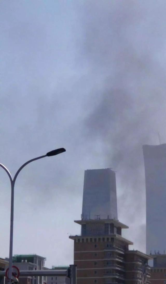 好险！别克GL8北京街头自燃，烧成一堆废铁，3名乘客逃离