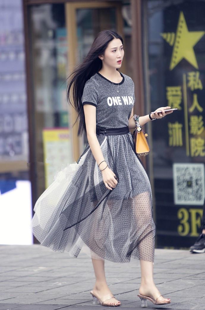 路人街拍,美女长发飘飘走路带风,穿着不俗,很轻易抓住人眼球