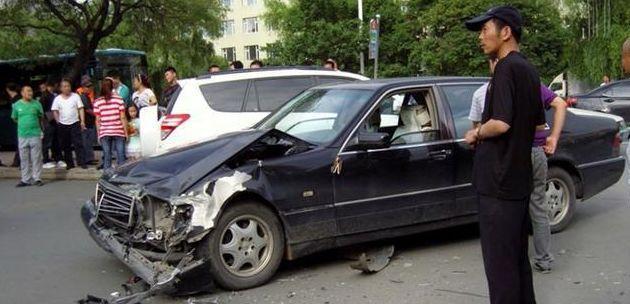 虎头奔驰撞丰田汉兰达, 你们猜最后谁赢了