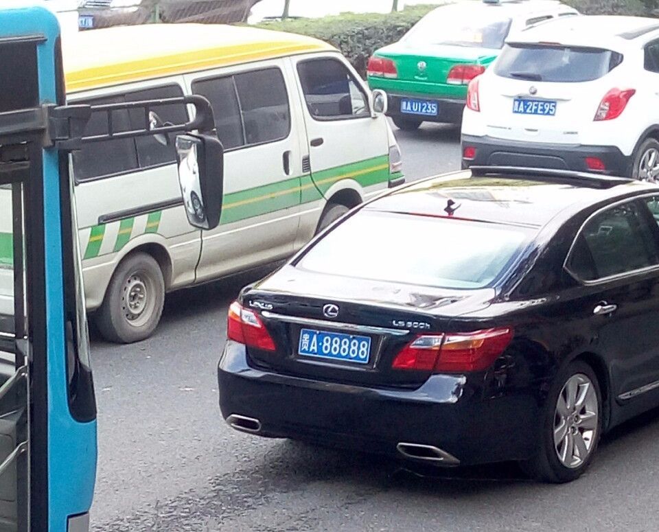 油榨街偶遇辣椒酱大王的车，四连号宾利添越，落地869万