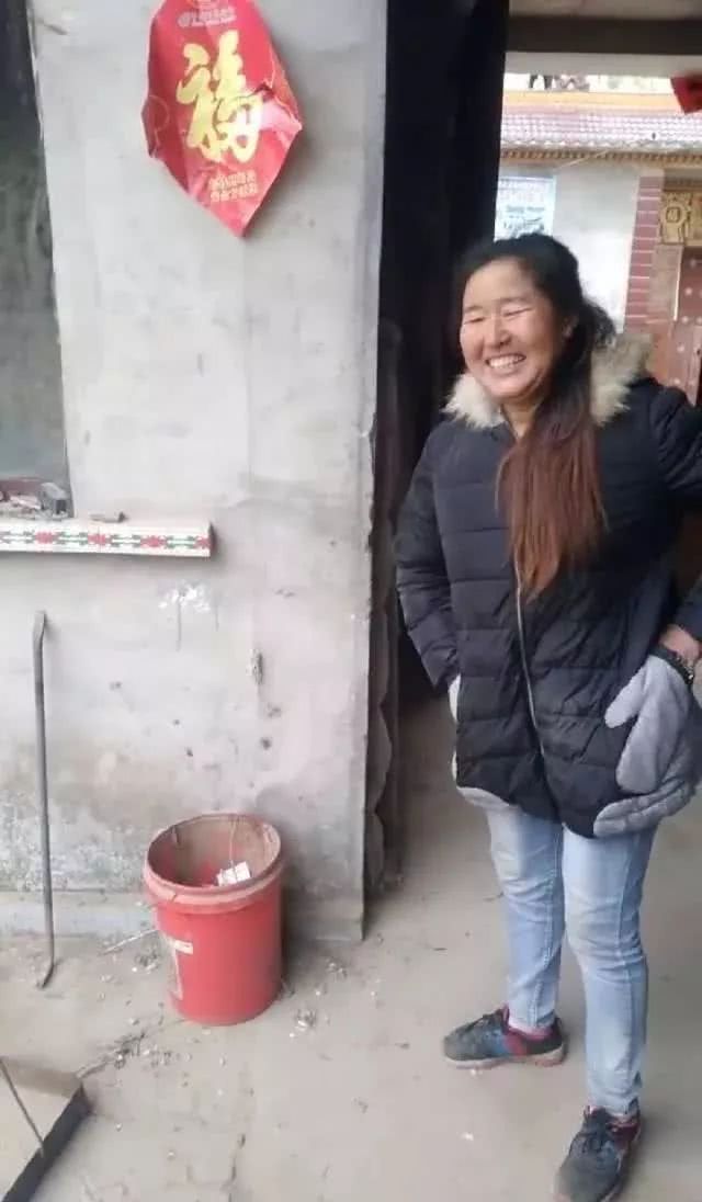 大衣哥让大衣嫂给邻居送去一箱啤酒,邻居说了