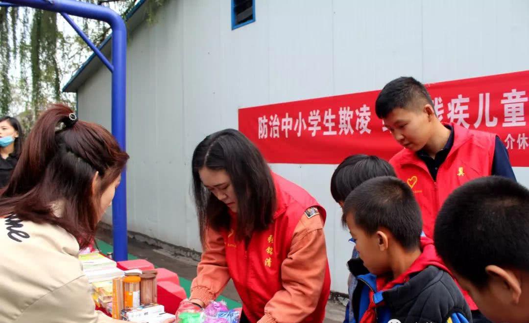 爱心传递关爱特殊儿童 情暖校园资助特教学校