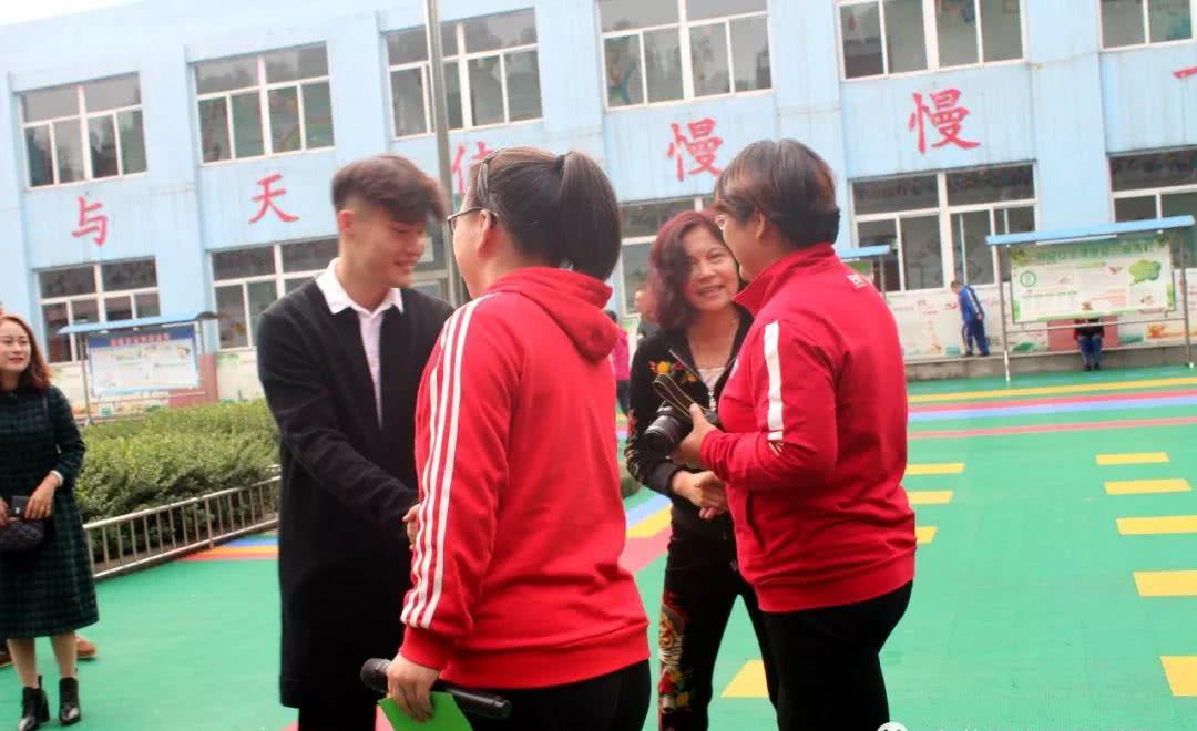 爱心传递关爱特殊儿童 情暖校园资助特教学校