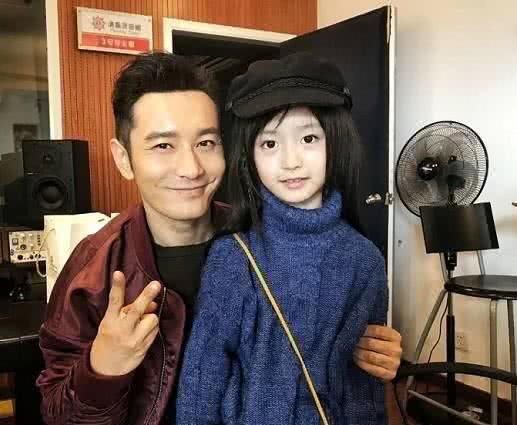 看了粉丝百万的抖音榜首小女神,童年和赚钱哪