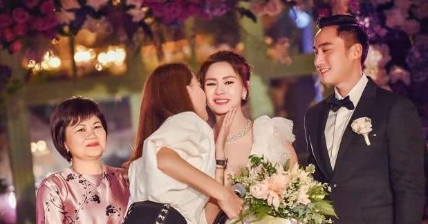 阿娇与小5岁丈夫同框录节目,疑不领结婚证的他