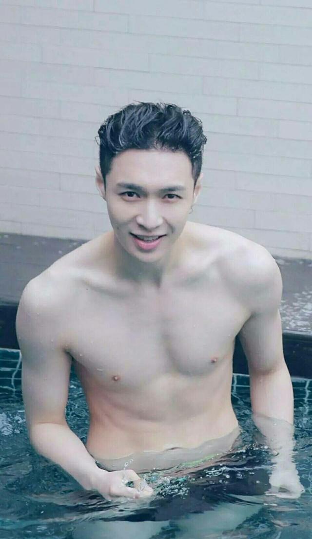 张艺兴腹肌图片