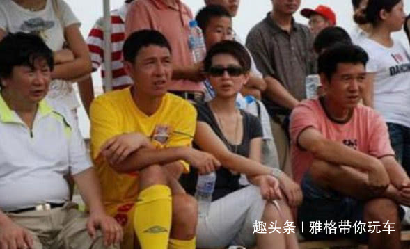 48岁甘萍近照，换个发色就容颜大变，模样黎兵也认不出