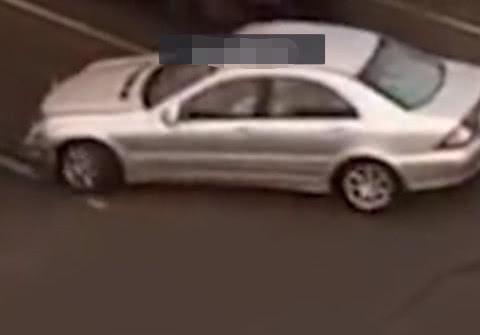 女司机等了几分钟停车位，不料却被人捷足先登，看女司机是如何做