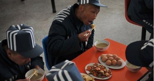 在监狱里伙食照片, 到底是去反思还是去享受?