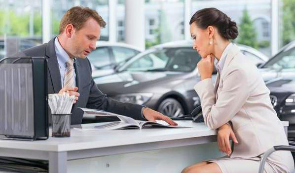 朋友赌钱赌输了,找自己借10万块钱,自己要不要