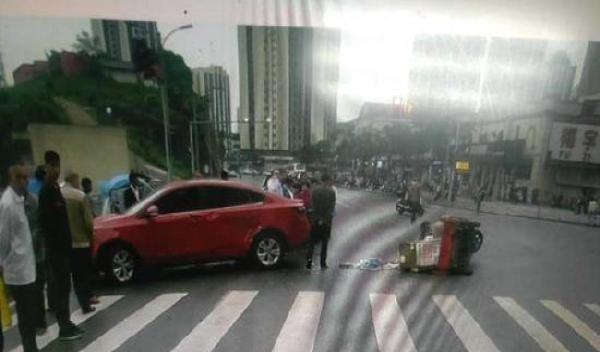 大爷开三轮逆行闯红灯,反抱怨对方不让行 网友