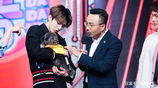 蔡徐坤粉丝:UZI一个玩游戏的算什么,RNG粉丝