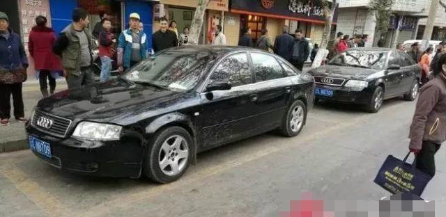 路上2辆一模一样的奥迪引起人们围观, 交警都辨认不出