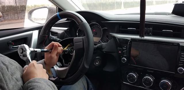 低配卡罗拉二百块加装多功能方向盘按键