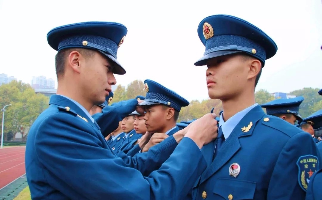 新同志们配戴上了军衔,从列兵走向了一道杠!