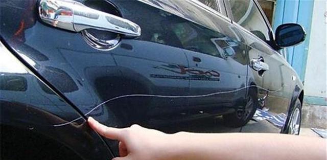 修车店老板的车满车划痕都不修理，看完后为你省下做油漆的钱