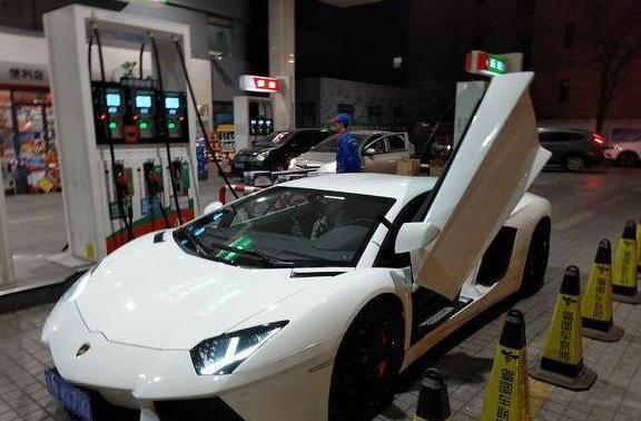 超跑耗油大, 光油费就让人开不起? 其实兰博基尼油费和打车差不多