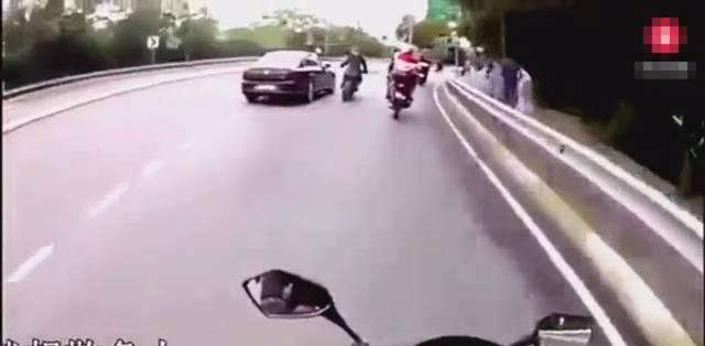 机车党欺负迈腾, 被逼停后车主打开后备箱, 吓得这群人立马装孙子