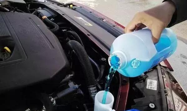 玻璃水这种汽车油液,用错了能把修车师傅吓吐