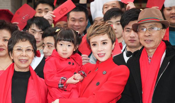 42岁嫁豪门仍与父母同住，丈夫“巧姐”敬称，百万座驾自己挣