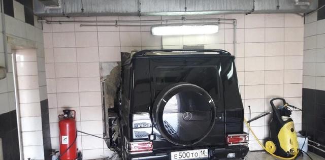 不愧是200万的奔驰越野之王, 误踩油门穿墙而过, 车漆都没掉一点