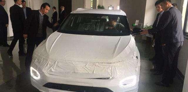 一汽大众首款SUV T-ROC实车到店，空间比途观大，预计15万起