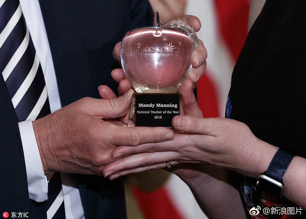 年度教师佩戴反川普徽章 接受川普颁奖