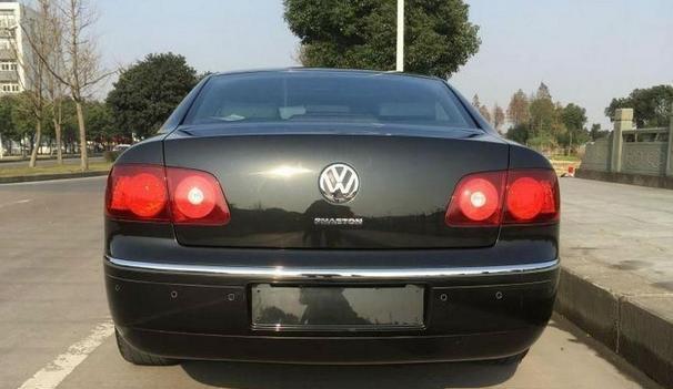 放弃奥迪A8, 小伙买河北首辆顶配大众辉昂, 人傻钱多还是真情怀