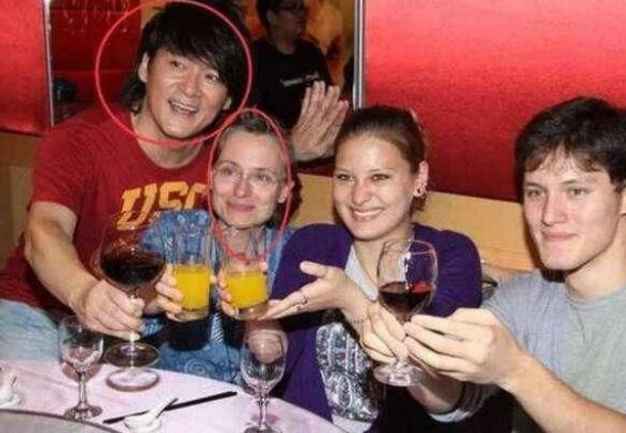 周华健低调现身，一头白发显老，同岁妻子比他更显老，令人心疼！
