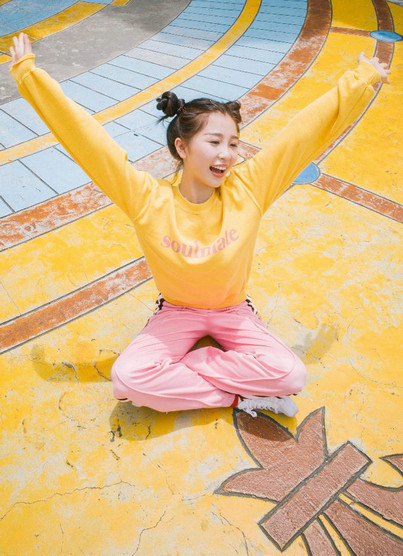 虞书欣游乐园主题写真 黄色卫衣下搭粉色条纹