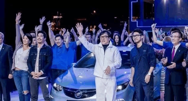 63岁功夫巨星成龙现身上海, 成为这辆豪车的车主