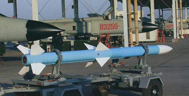 中国歼20战机配备霹雳12导弹 战斗力世界一流 和F35不相上下