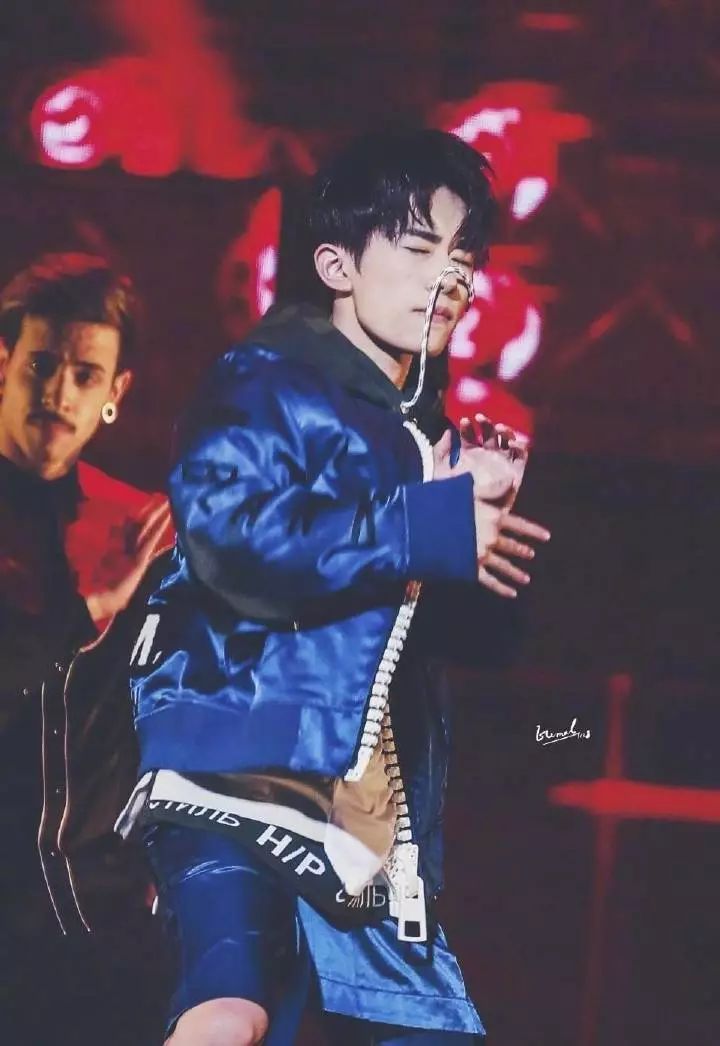 被衣服带子打脸后:易烊千玺吓得赶紧闭眼,而蔡