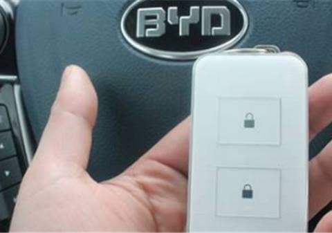 成都一辆20万比亚迪追尾，车主下车一看，直呼：不愧是公路坦克！