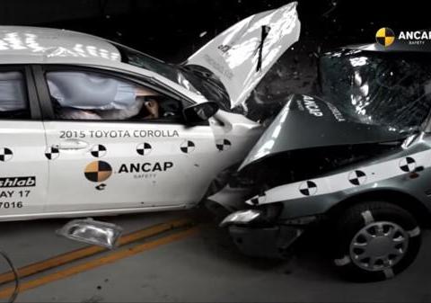 该换车啦！新旧TOYOTA Corolla对撞告诉你 越老的车越不耐撞
