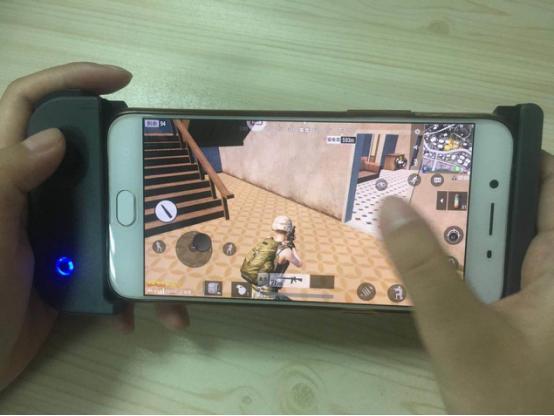 媲美三指操作的吃鸡神器!盘古Xmax手柄试玩测