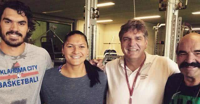 联盟球员牛X的亲人:阿泰奶奶87岁抢银行,霍福