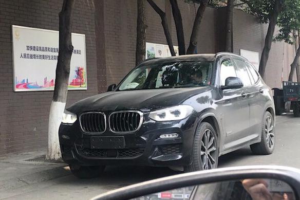路遇新款宝马X3，气势全在车头，车身显矮小气，网友：期望太高