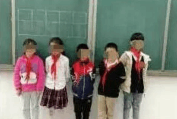 家长指老师敢给学生罚站是师德问题,老师:外面