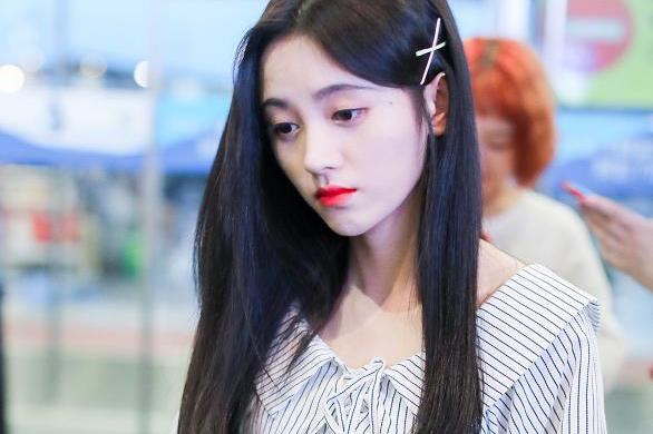 四千年美女鞠婧祎现身机场,一路嘟嘴捂肚子,网