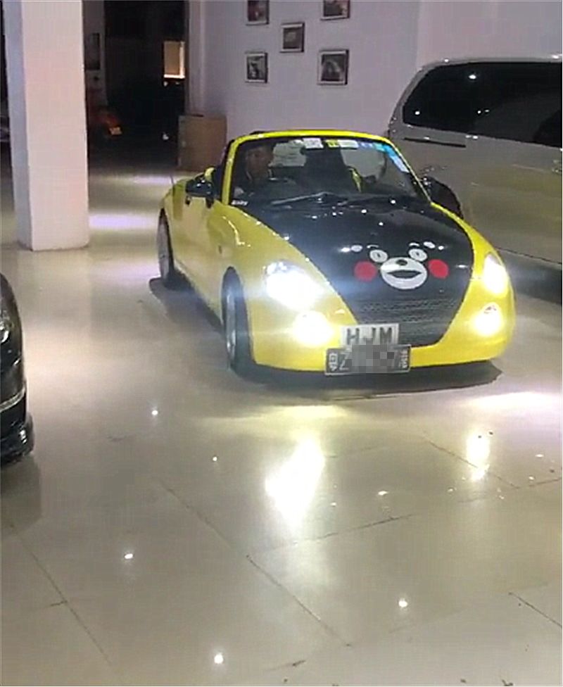 广东偶遇铃木卡布奇诺跑车，比奥拓小，车尾似奥迪TT，悬挂黑牌