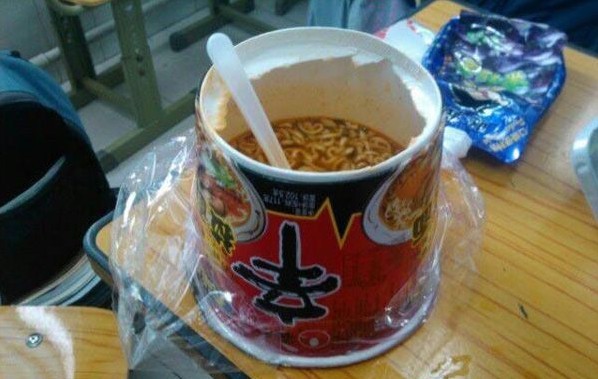 垃圾桶吃泡面,女子遭路人围观,知道原因后大家唏嘘不已